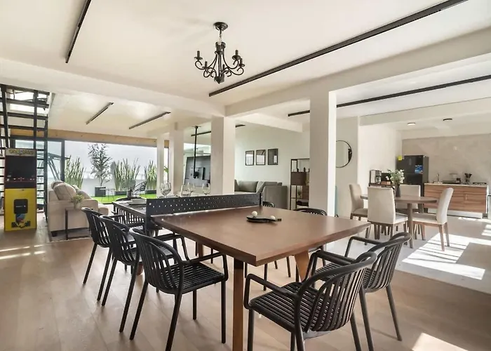 Spacious Ideal For Groups With Patio & Arcade